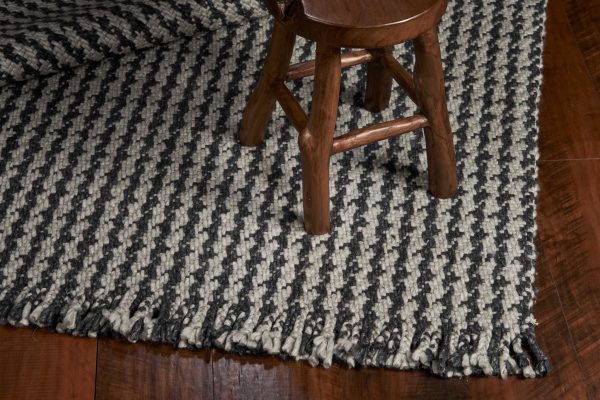 5'x8' Grey Hand Woven Houndstooth Indoor Area Rug - Image 4
