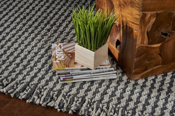 5'x8' Grey Hand Woven Houndstooth Indoor Area Rug - Image 5