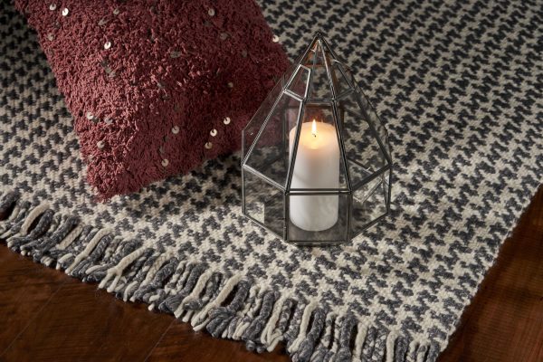 5' x 8' Ivory or Grey Plaid Knitted Wool Indoor Area Rug with Fringe - Image 4