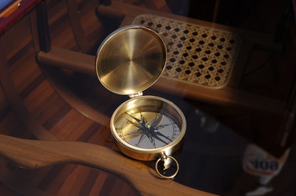 Shiny Brass Marine Compass with Lid - Image 3