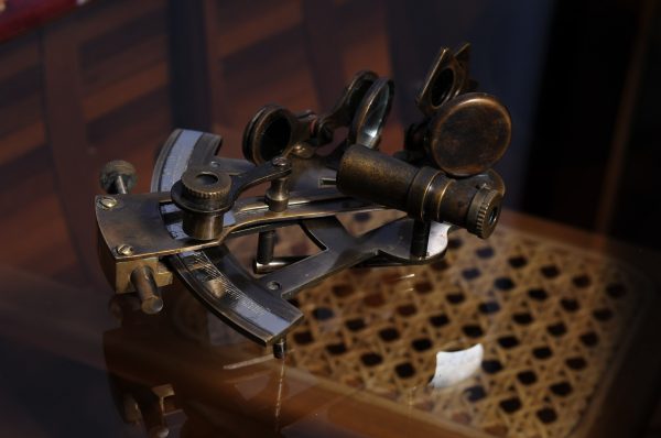 4" x 4.5" x 2.5" Nautical Sextant in Wood Box  Medium - Image 4