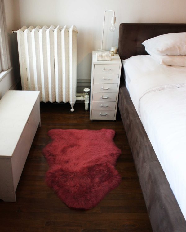 2' x 3' Raspberry New Zealand Natural Shearling Sheepskin Rug - Image 2